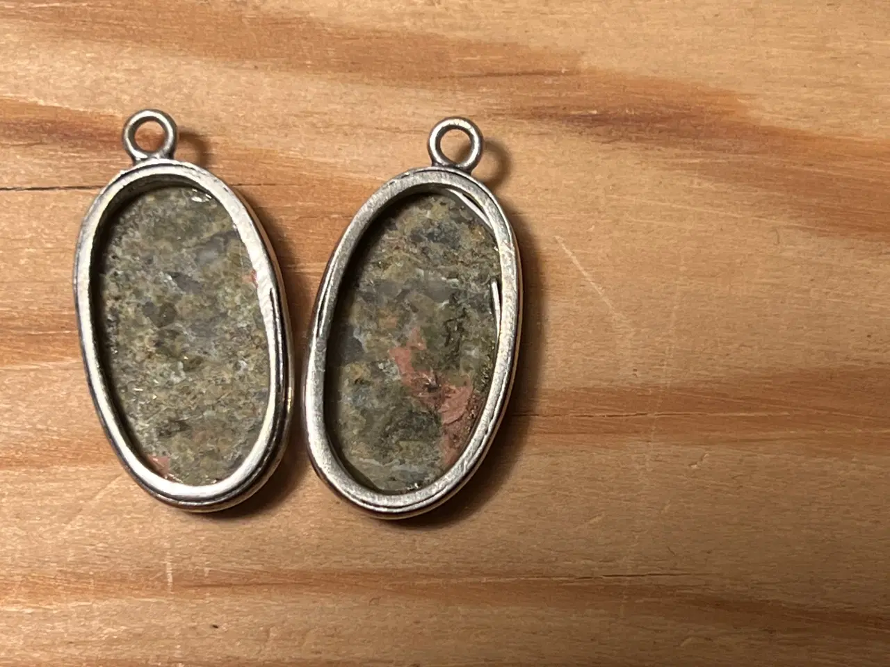 Billede 2 - 2 stk Unakit øreringe/vedhæng