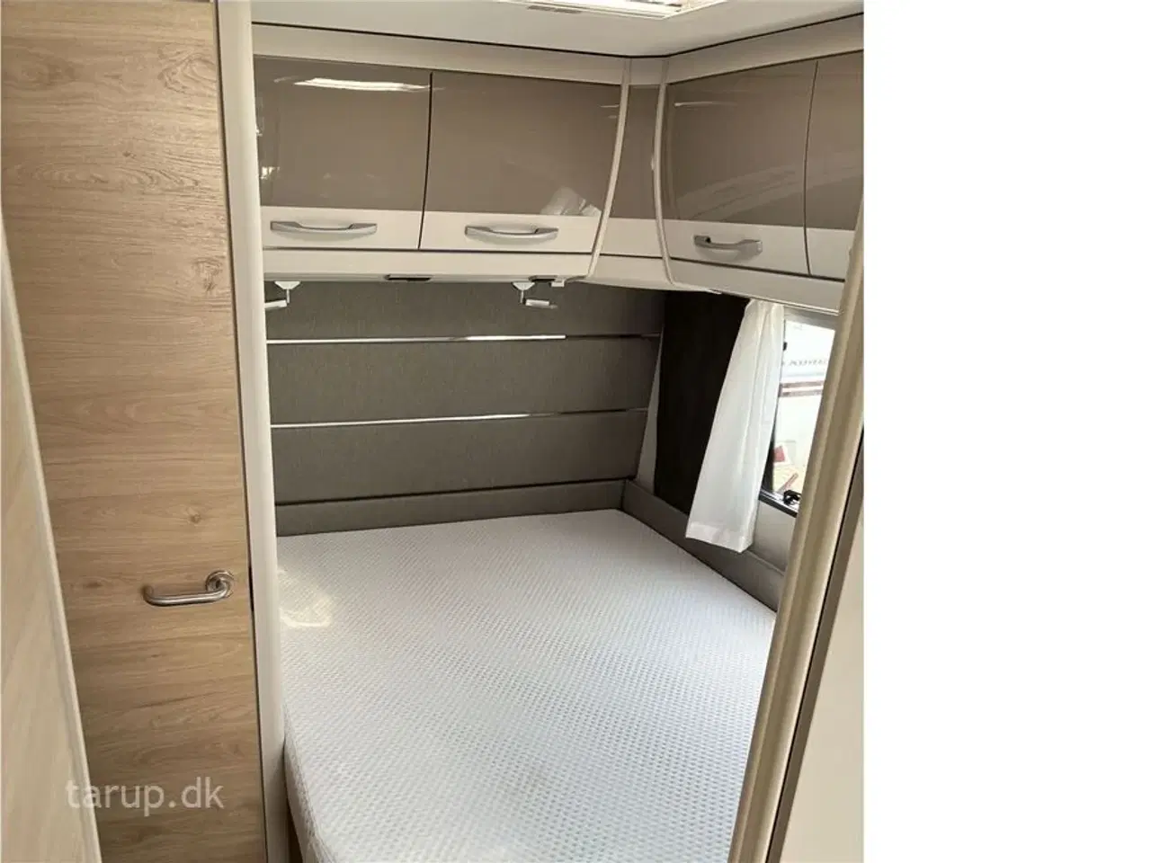 Billede 15 - 2021 - Dethleffs Nomad 490 BLF Mover, Thule markise, dobbeltsengsvogn, side-siddegruppe, frontkøkken, 3-trins el-gulv-varme, stort 142 l . køleskab med fryser