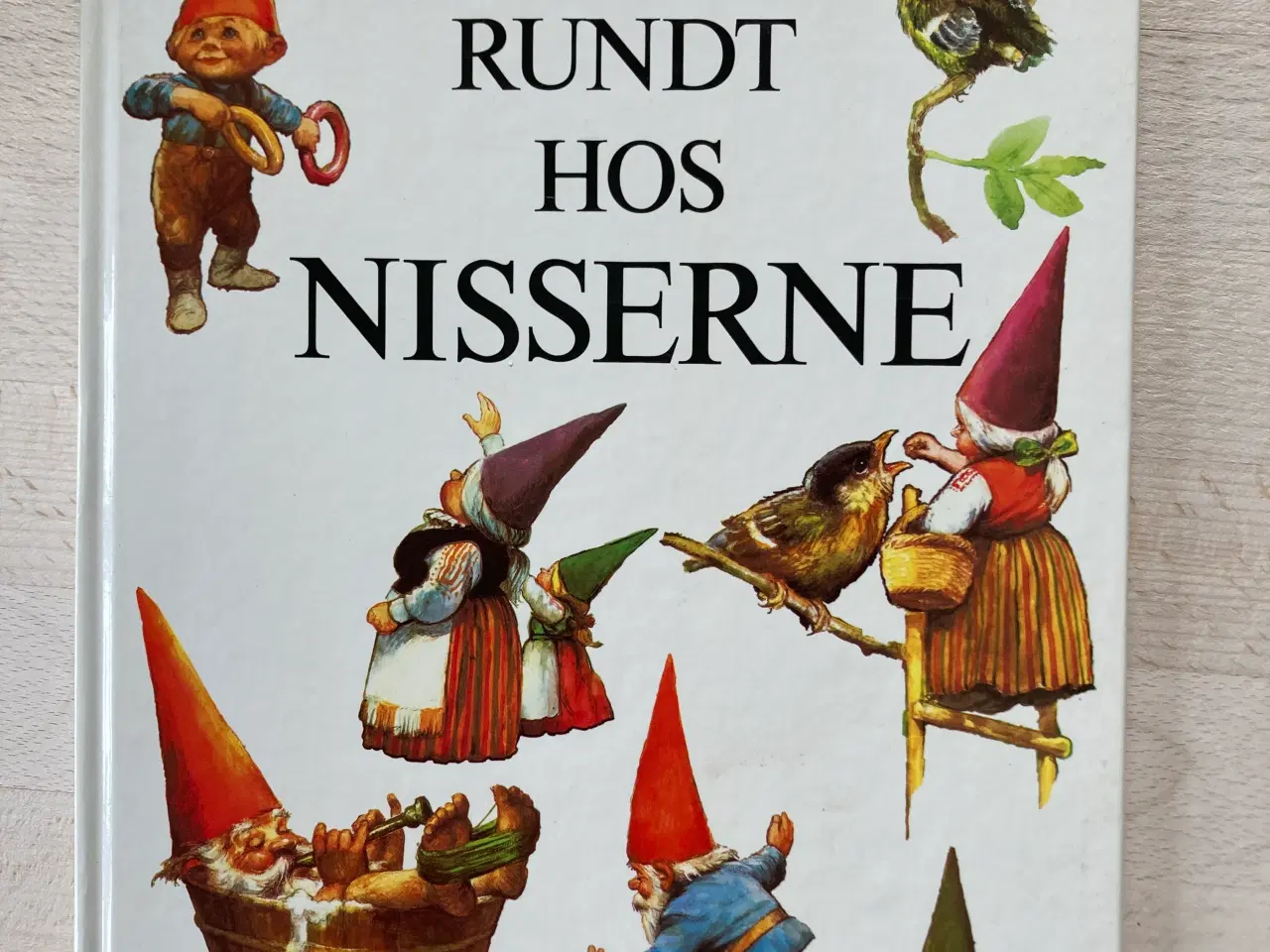 Billede 1 - Året rundt hos nisserne, Vagn Simonsen (oversat)