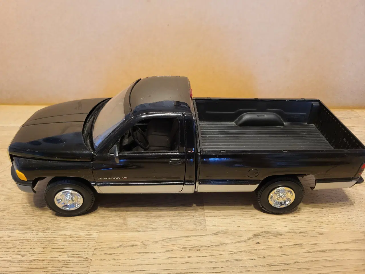 Billede 1 - Modelbil 1:18 American Muscle 1995 - 125 kr.