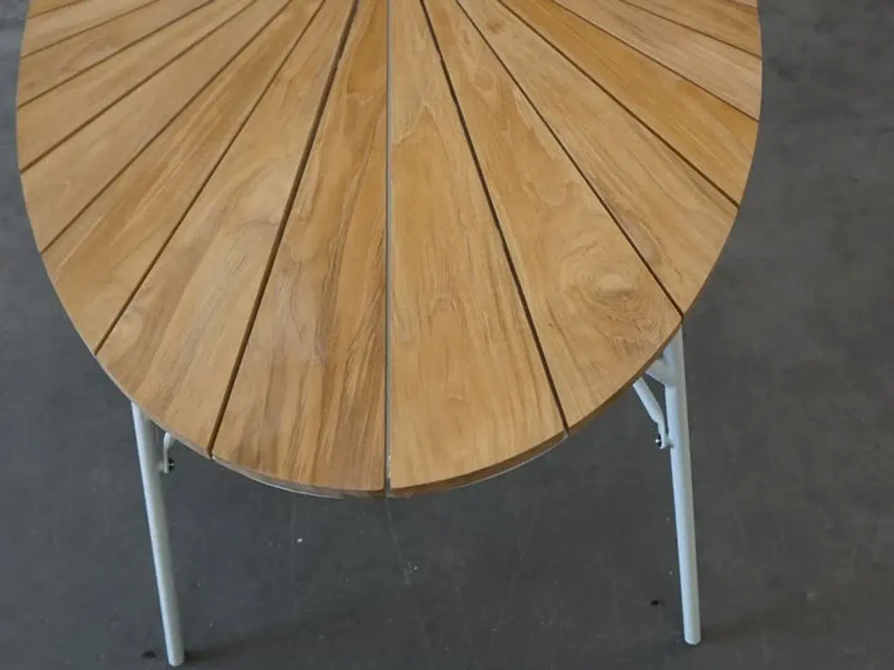 Billede 4 - Kerteminde teak havebord 180x90cm, hvidt stel