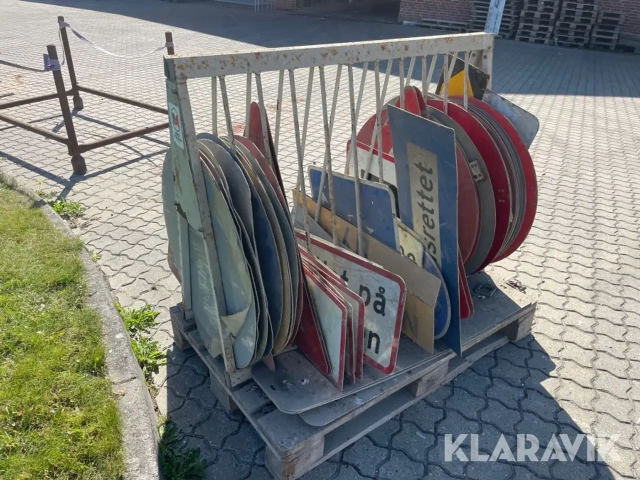 Billede 5 - Diverse vejskilte ca 74 styk med holder