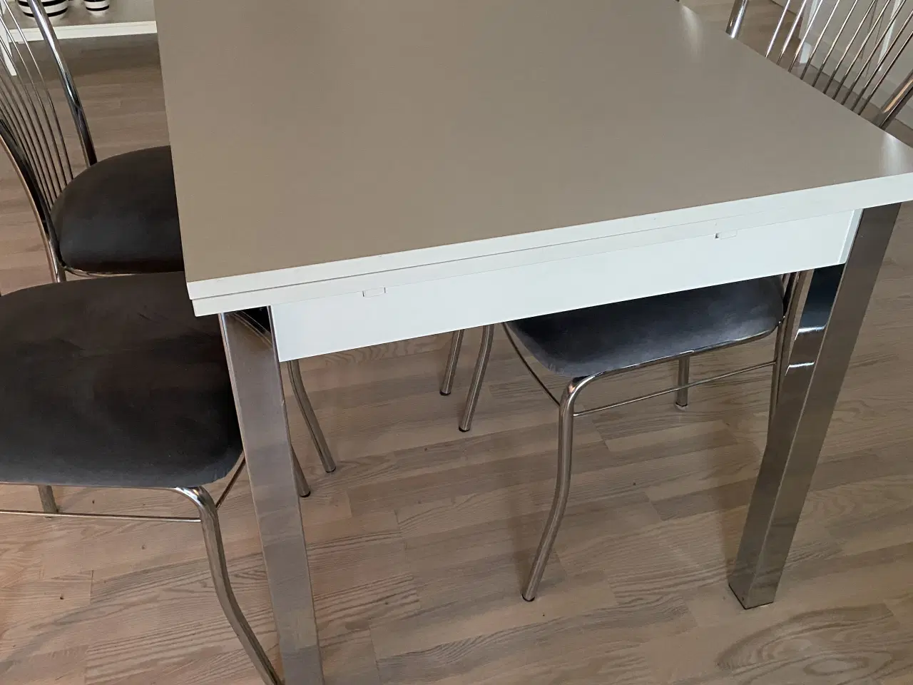 Billede 2 - Spisebord med 4 stole