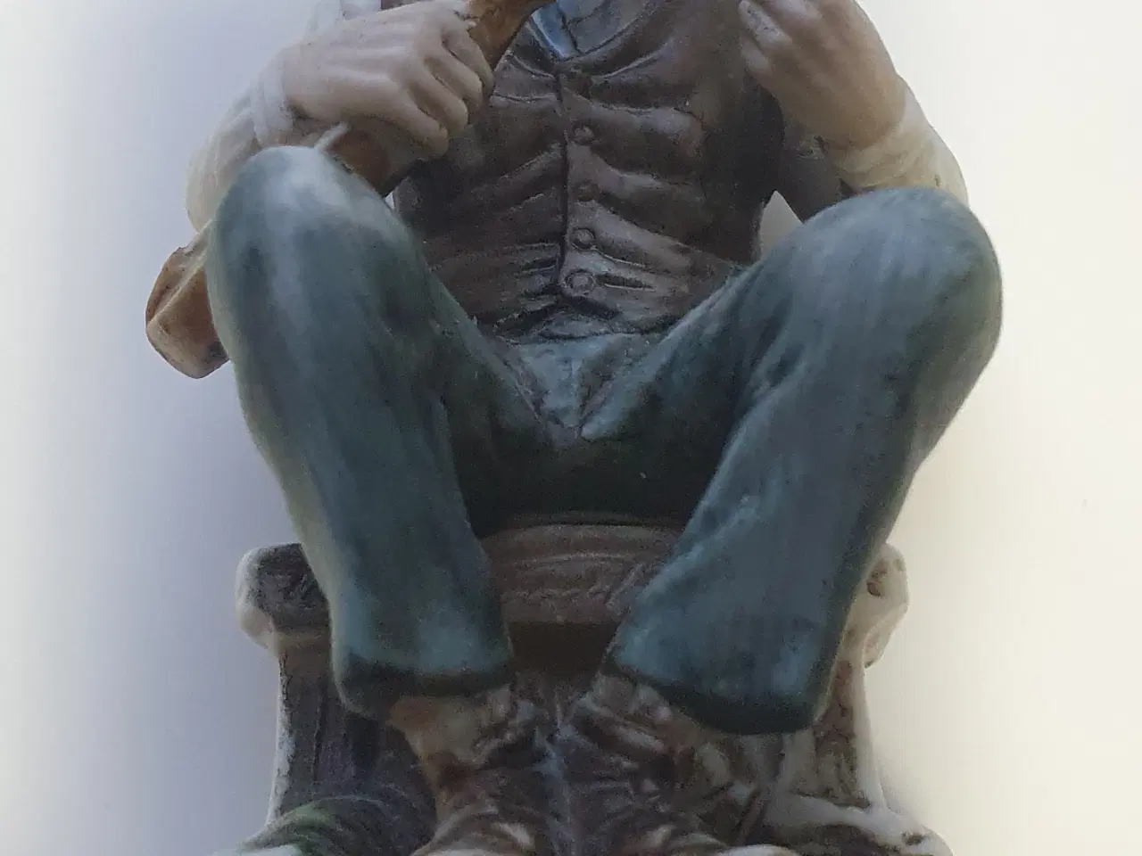 Billede 1 - Porcelænsfigur - Mand sidder på en skammel