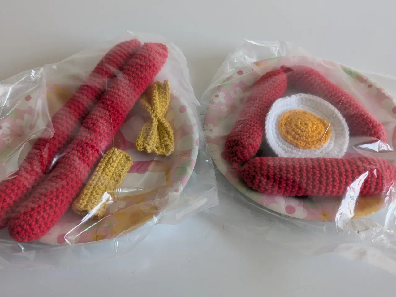 Billede 1 - Legetøj 2 pølser, 2 pasta, spejlæg, rugbrød, 3 pøl