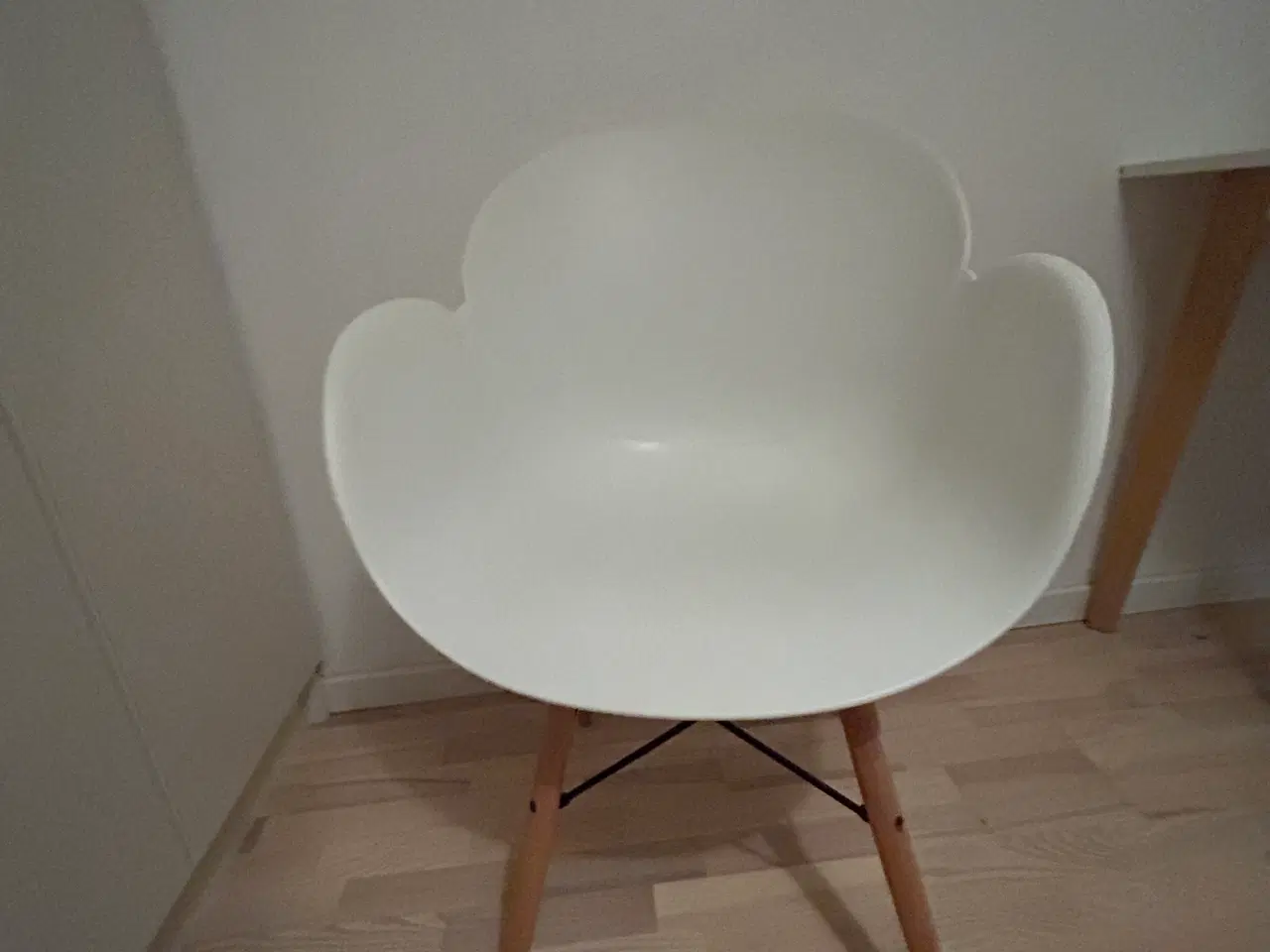 Billede 2 - Spisebordsstol, hvid skal stol fra Sinnerup