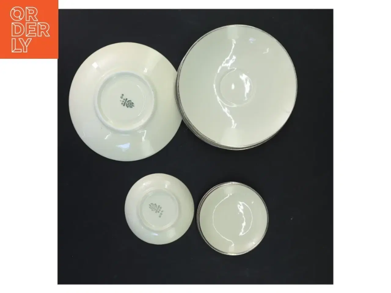Billede 3 - Porcelænssæt med sølvkant fra b&g (str. Ø 14,5 og ø8,5 cm)