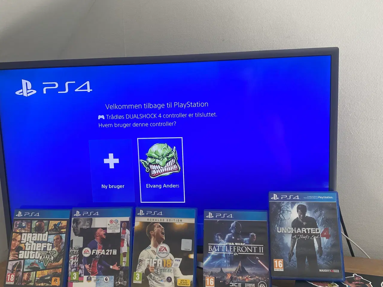 Billede 1 - Playstation 4 i god stand med controller og spil