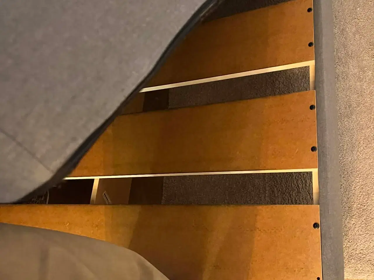 Billede 2 - Springmadras med ramme og flot sengegavl