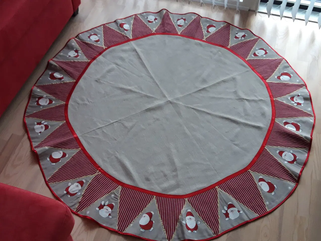 Billede 1 - Juletræs tæppe, håndlavet på silke hør, 2 meter i 