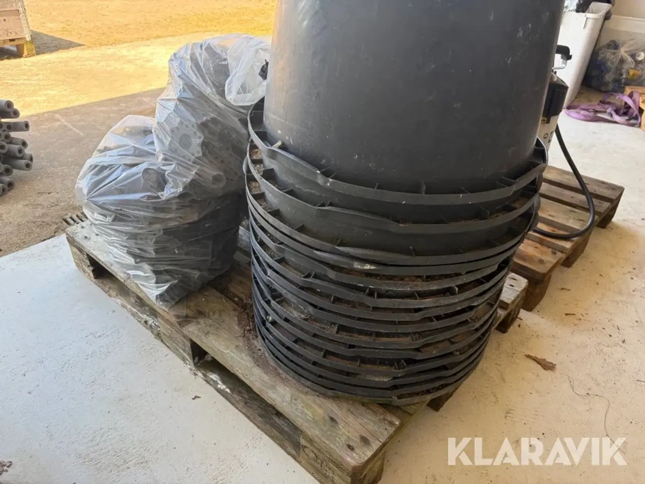 Billede 4 - Blandet lot 14 murebaljer, sprøjte, opklodsning til jernarmering og kasse