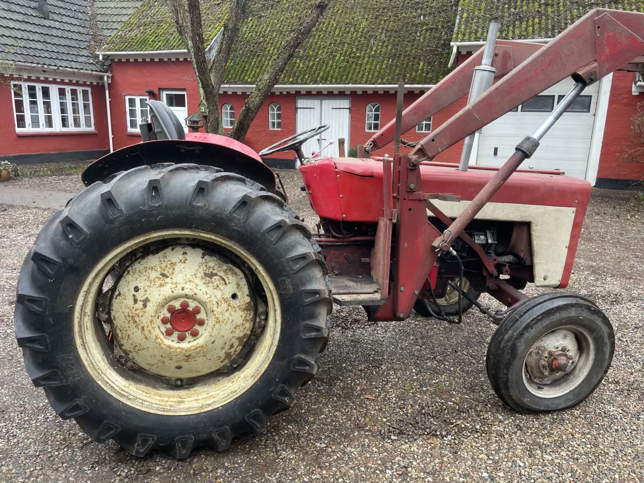 Billede 4 - Fin IH 434 med frontlæsser.