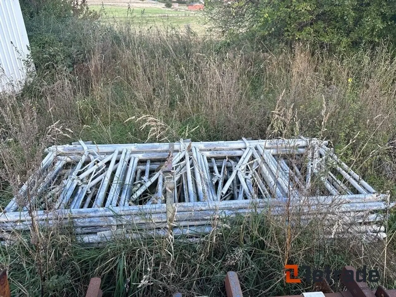 Billede 4 - - - - Stal inventar 22 stk holder til 28 køre hegn 7 stk Rør 20 a 3 meterRør 12 a 4 meter Spand med låse jernMed 2 stk låger