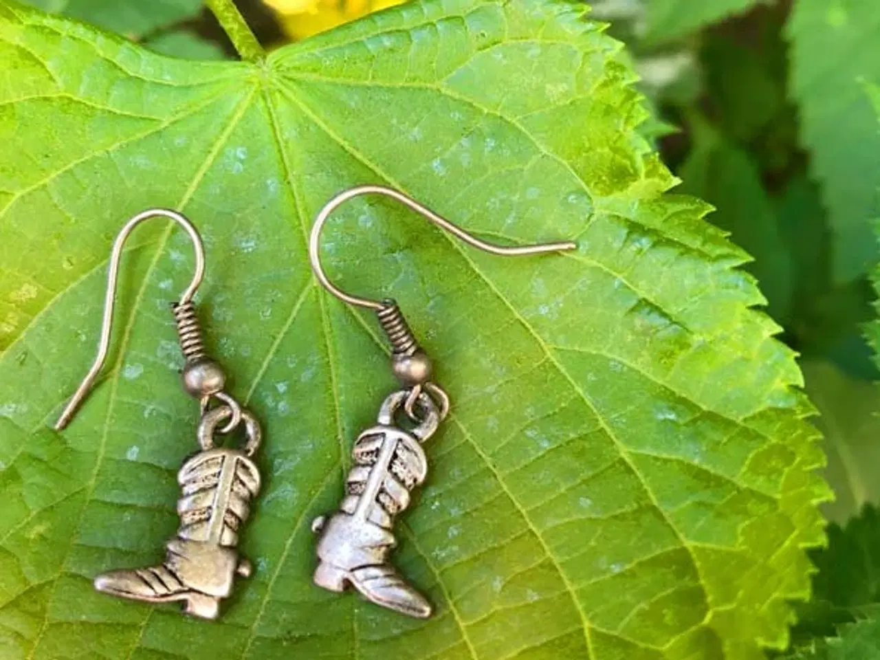 Billede 11 - Øreringe med cowboystøvler i antikguld farve