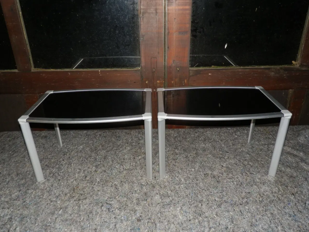 Billede 1 - Sengebord i sort hærdet glas og alu.