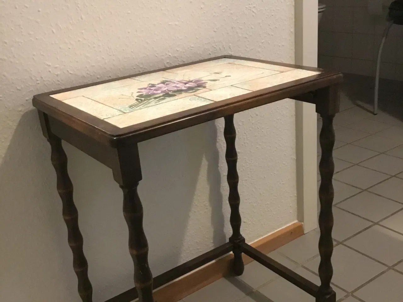 Billede 2 - Lille bord i teak med kakler