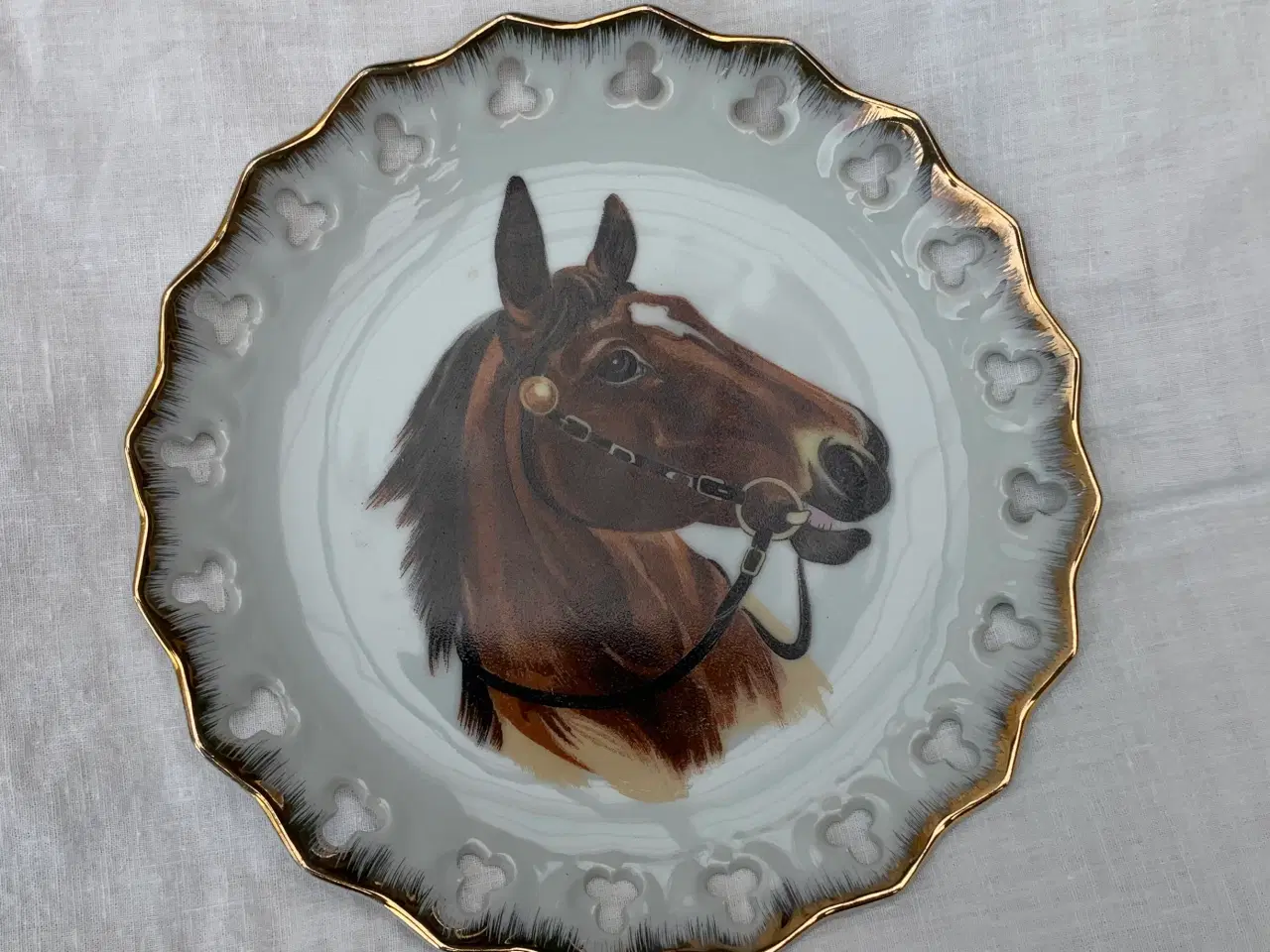 Billede 1 - Heste platte med hul mønster og guld kant