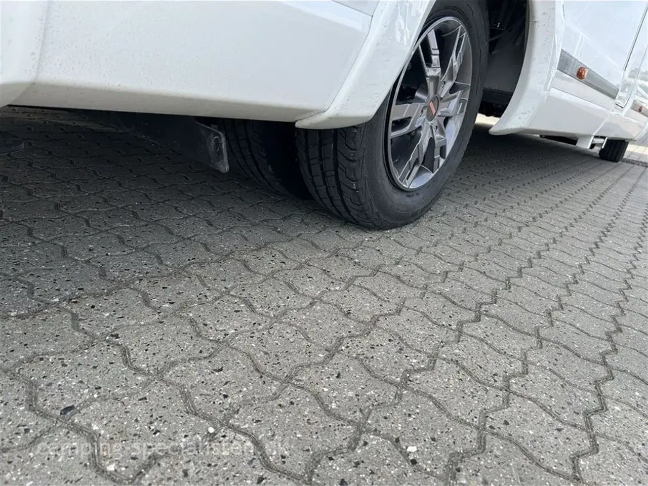 Billede 3 - 2026 - Kabe Imperial    Nyhed KABE R i830 LQB – træk tungt med tvillinghjul model 190 HK  2025 kan forudbestilles hos Camping-Specialisten Silkeborg