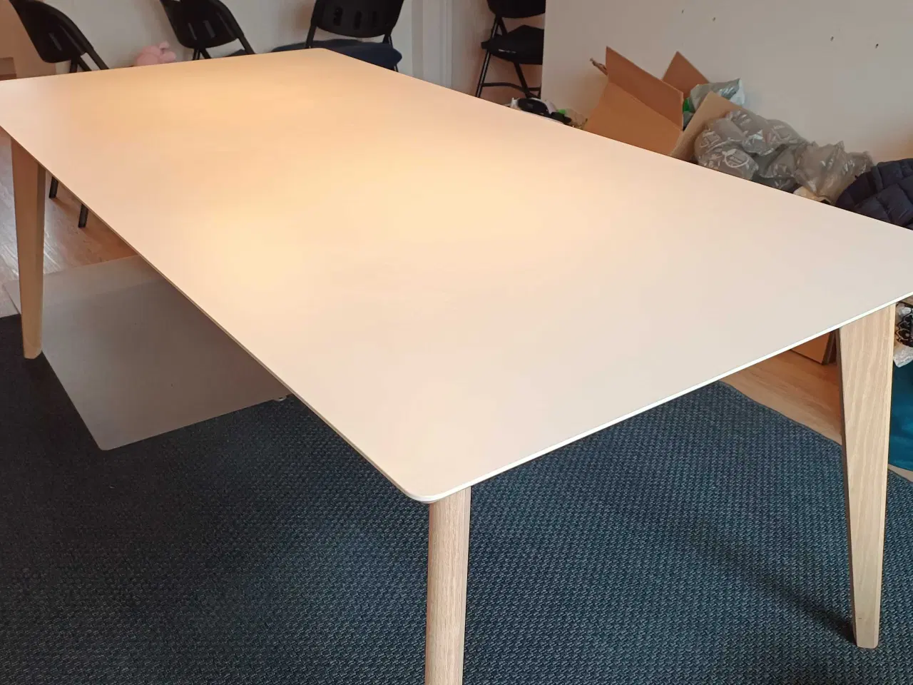 Billede 2 - Hvidt spisebord med træben 100x200 cm