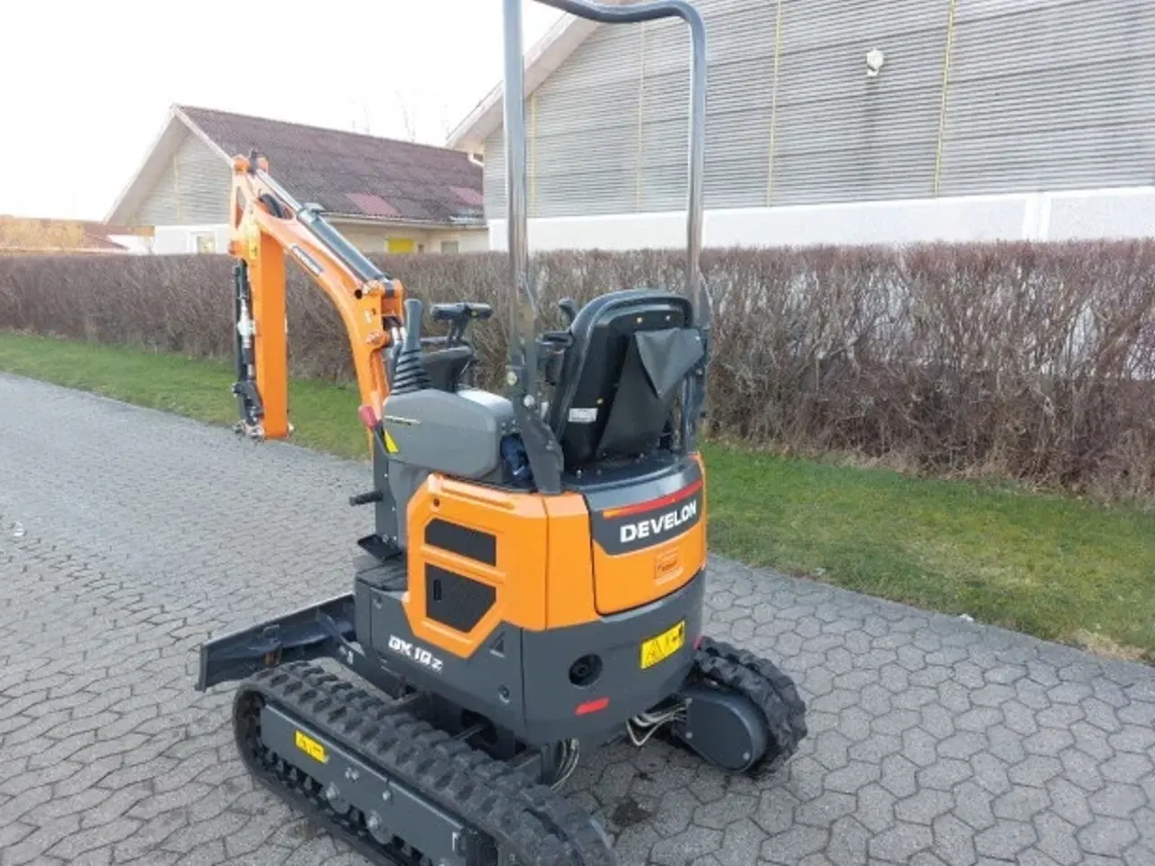 Billede 3 - Fabriksny Develon DX10-7 med 3 stk. skovle og mekanisk hurtigskifte
