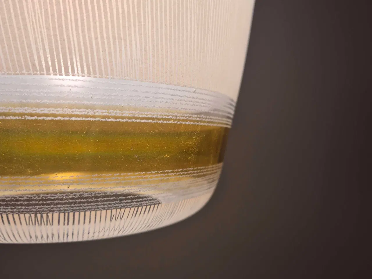 Billede 18 - Smuk glaslampe med gylden ring