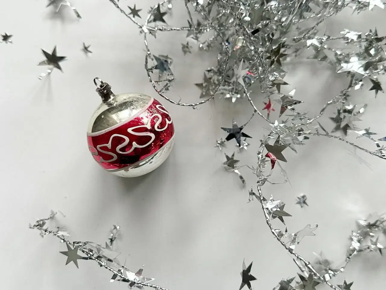 Billede 1 - Vintage julekugle, sølv m rød bort