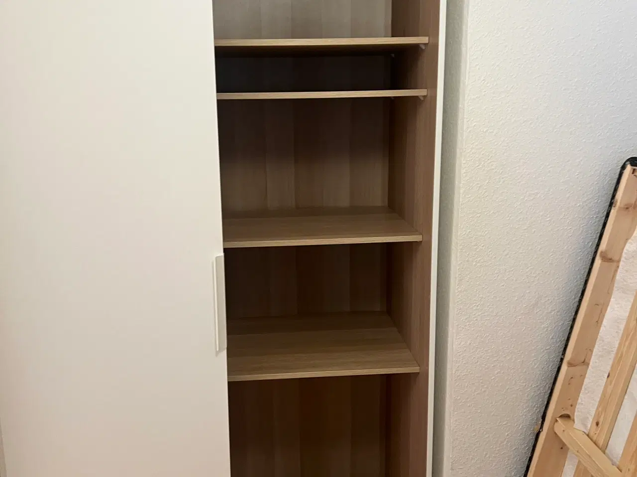 Billede 2 - Gratis Garderobeskab 