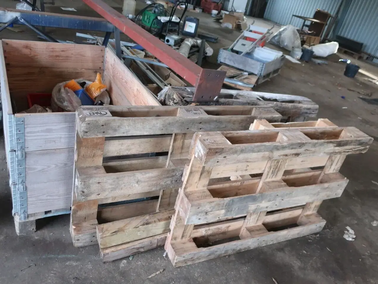 Billede 6 - 2 stk. rullebukke, paller, reoler, reservedele, værktøj, stiger m.m.