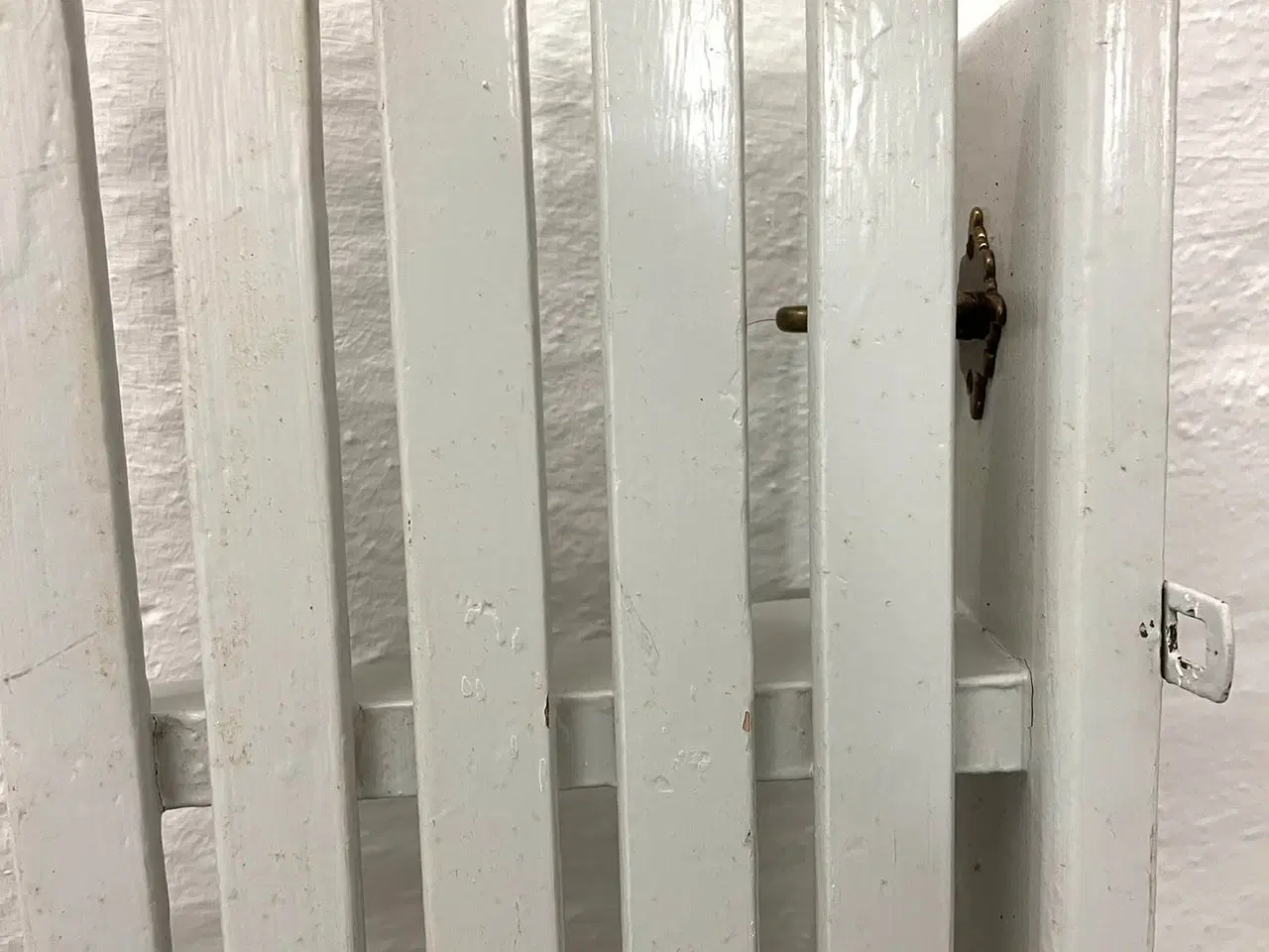 Billede 2 - Hattehylde med guldlook-kroge. Hylden er 88 cm bre