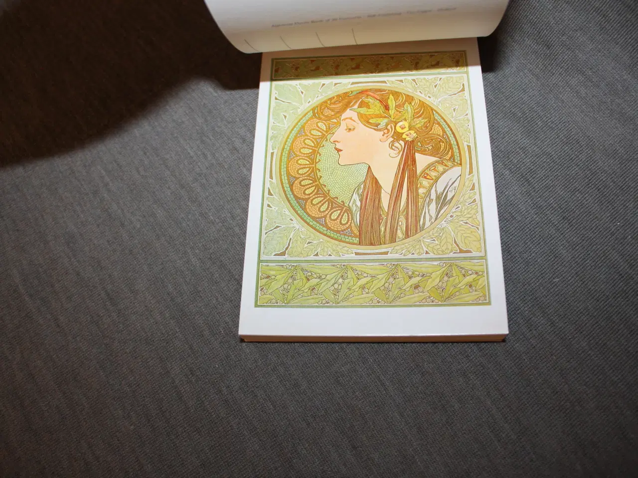 Billede 3 - Alphonse Mucha bog med 30 postkort