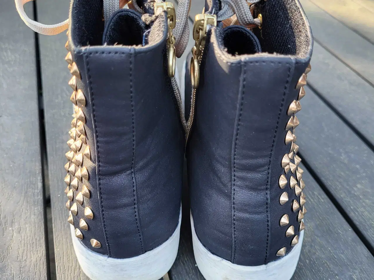 Billede 7 - Ankelstøvler med guldfarvede nitter