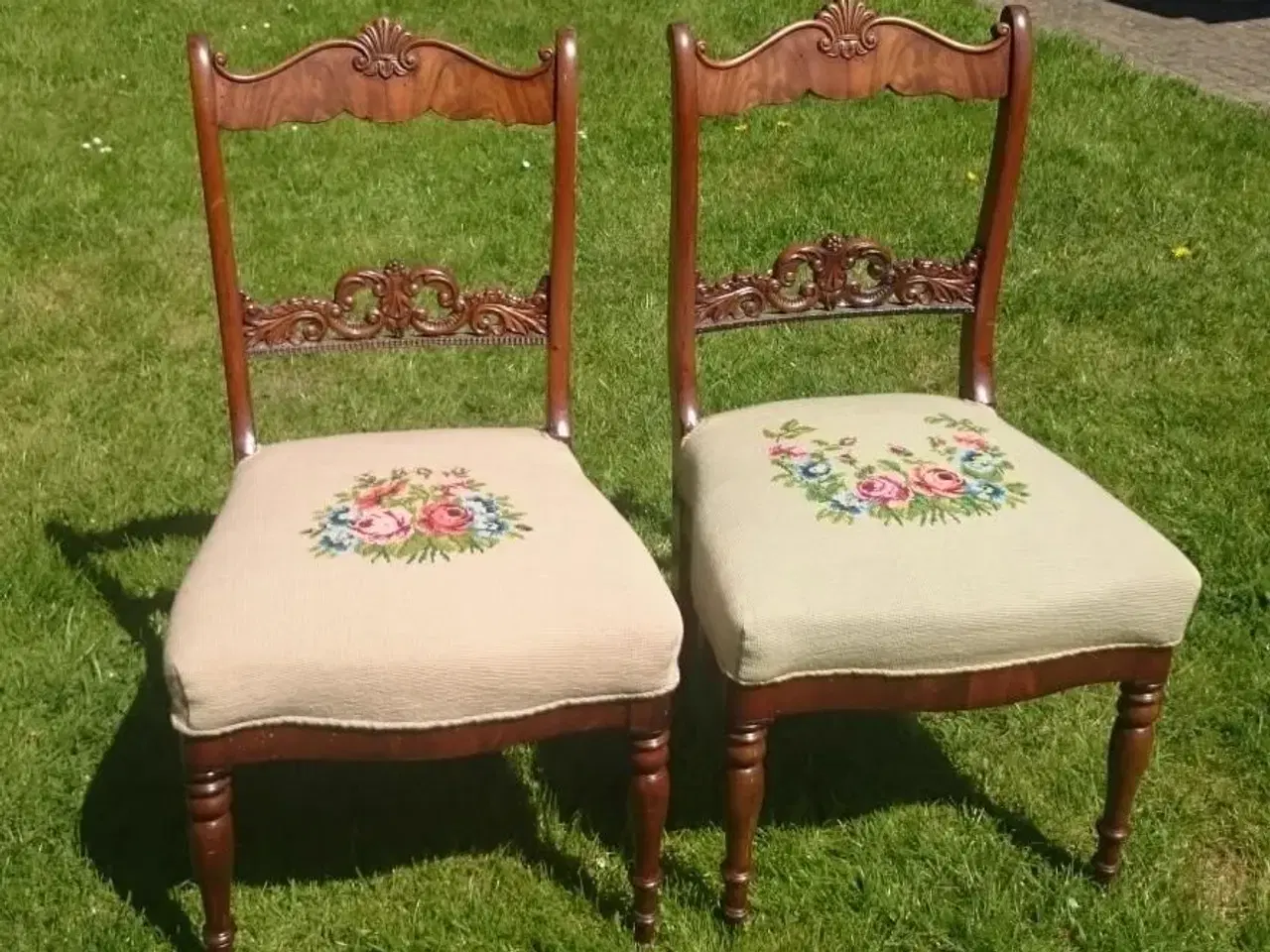 Billede 1 - 2 gamle stole med broderede sæder