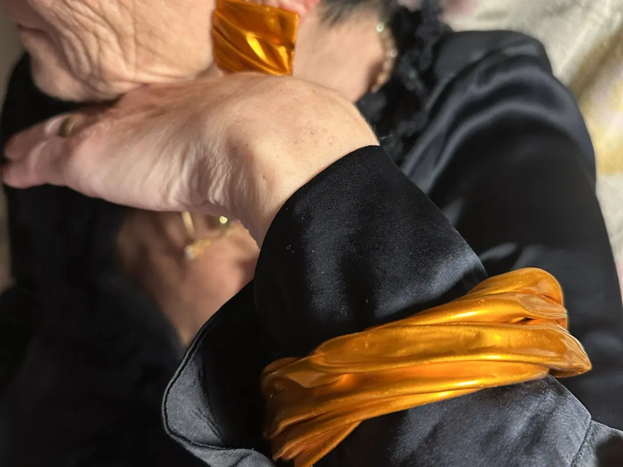 Billede 2 - Unik armring og øre clips i krøllet kobber