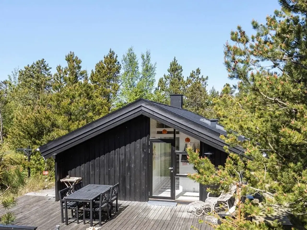 Billede 1 - Velholdt sommerhus tæt på børnevenlig badestrand