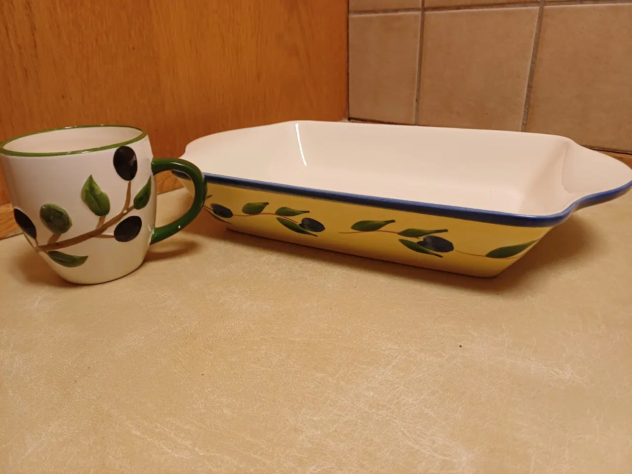 Billede 1 - Ovnfad rektangulært i keramik gul med bladmønster 