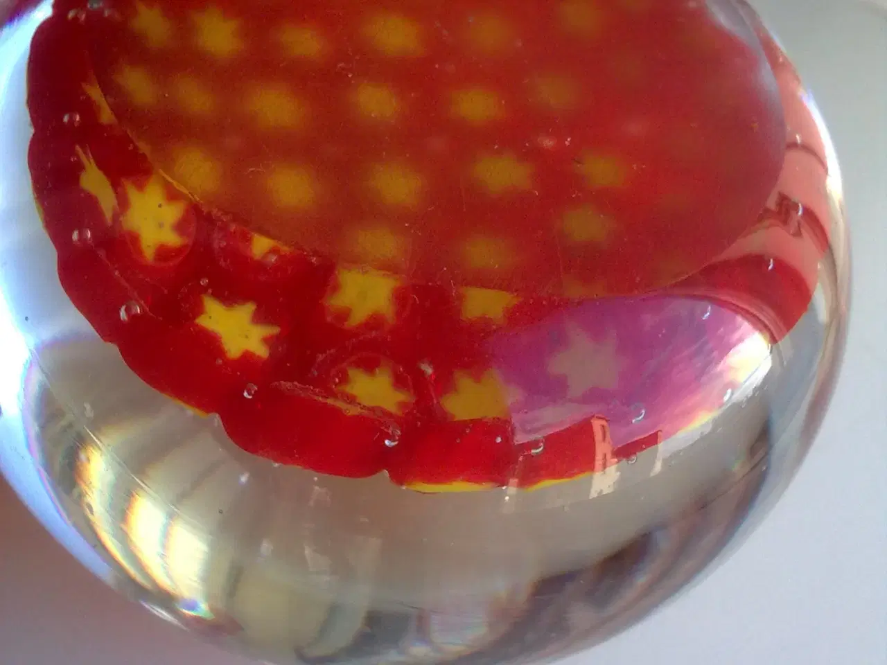 Billede 6 - Brevpresse glaskugle m gule stjerner