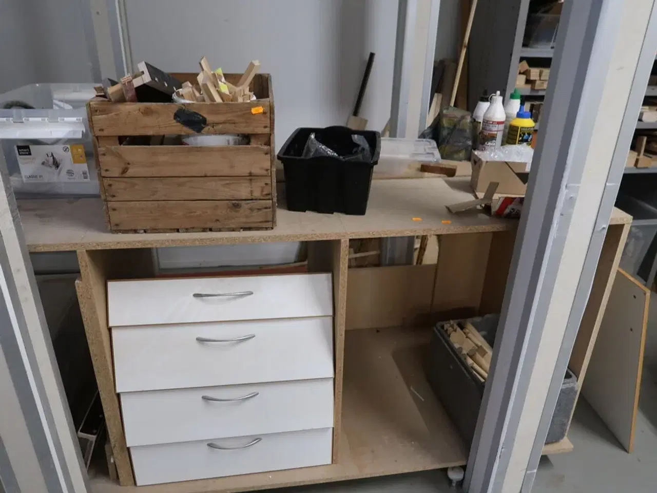 Billede 4 - Arbejdsborde/reoler med div. Varelager og værktøj