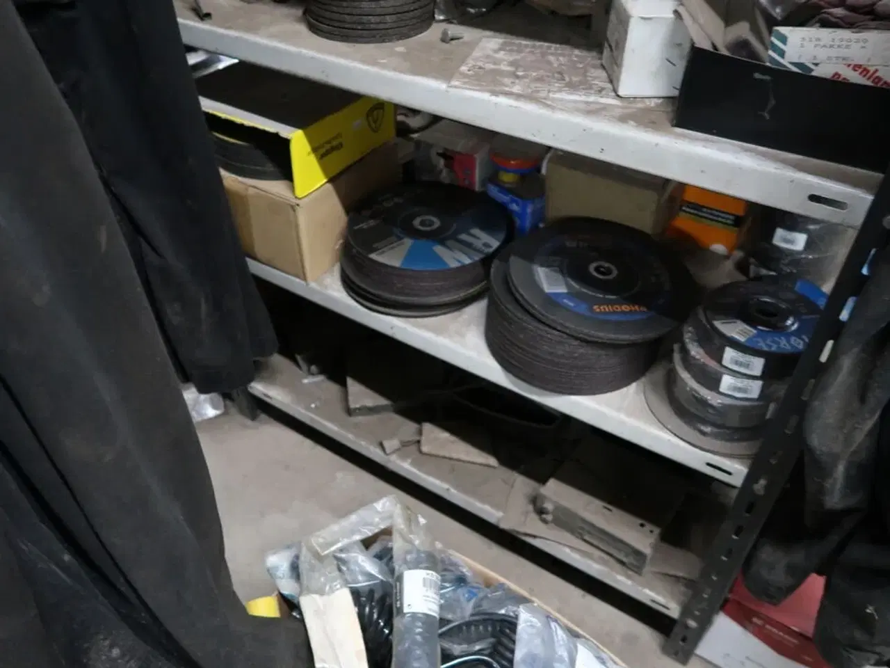 Billede 15 - Reol med div. Reservedele, værktøj m.m.