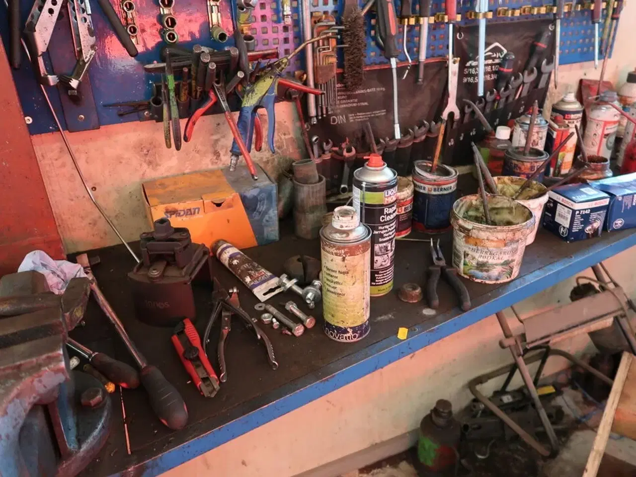 Billede 6 - Arbejdsbord med skrue samt div. Værktøj m.m.