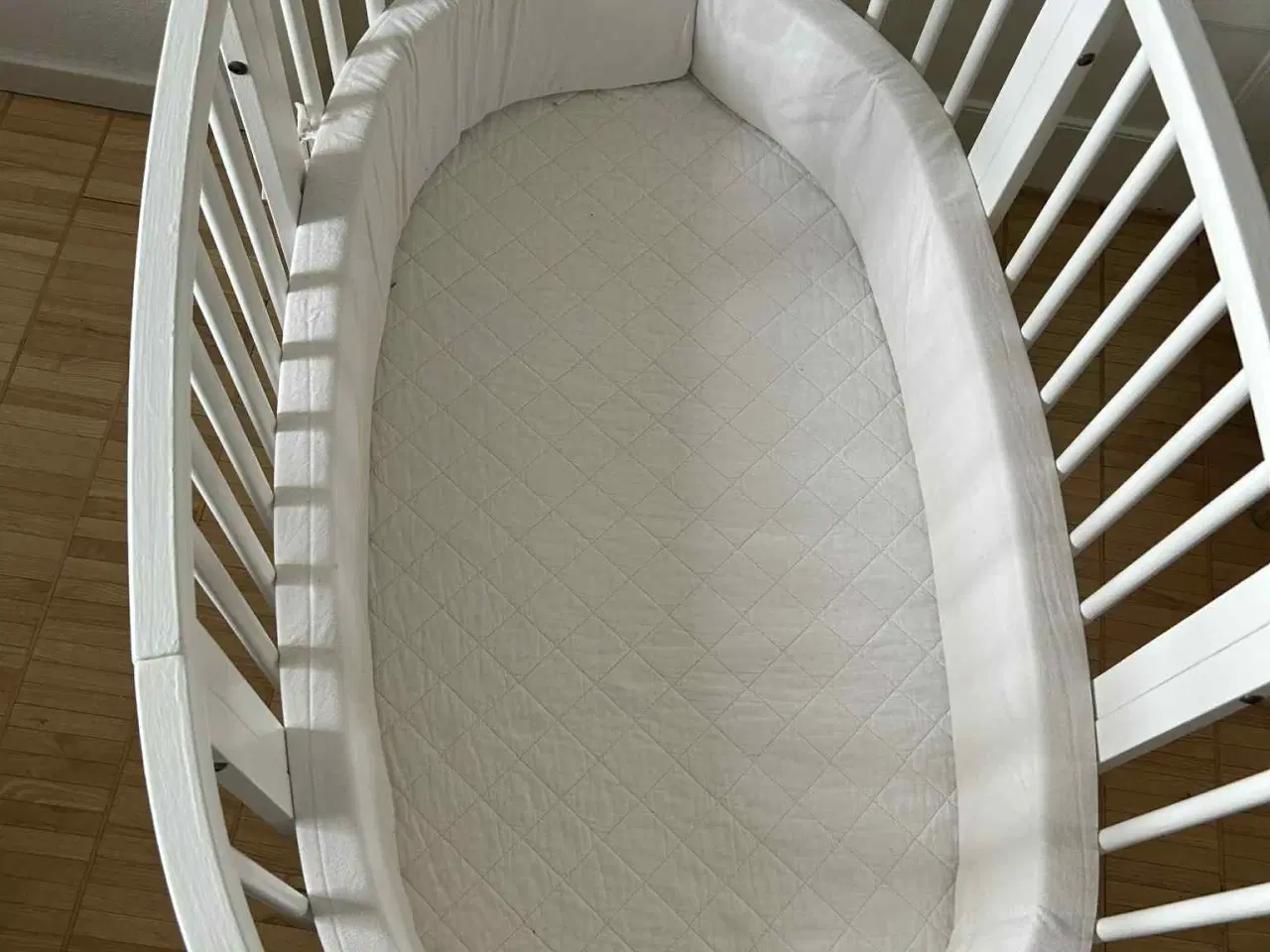 Billede 3 - Stokke tremmeseng - med madras og sengerand