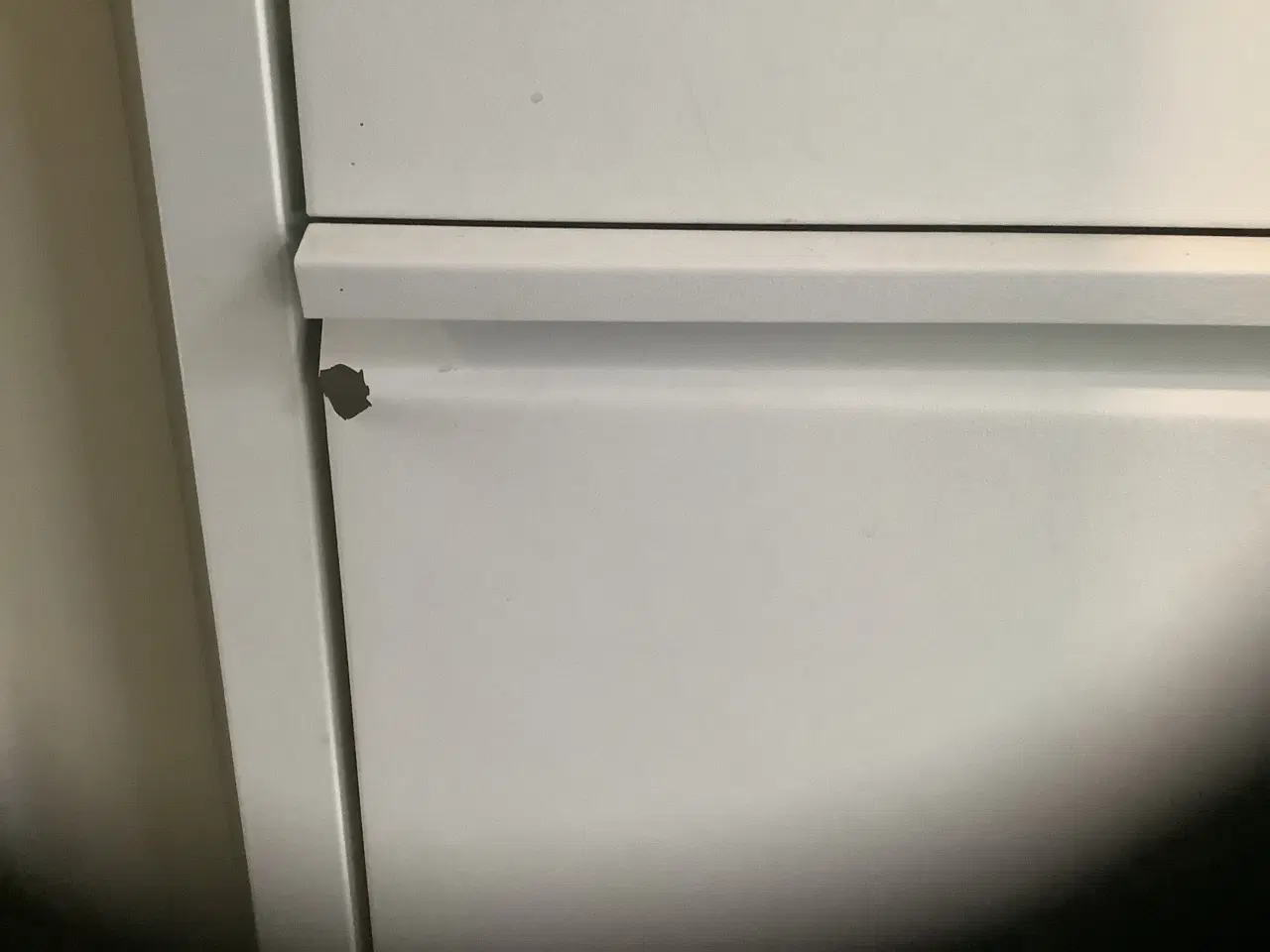 Billede 4 - 3 stk. sko skabe med 5 skuffer i hvid metal