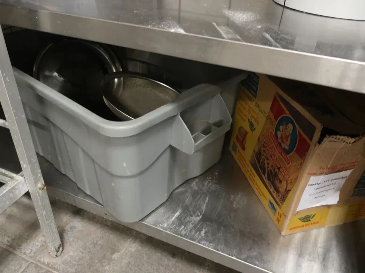 Billede 6 - Reol med indhold