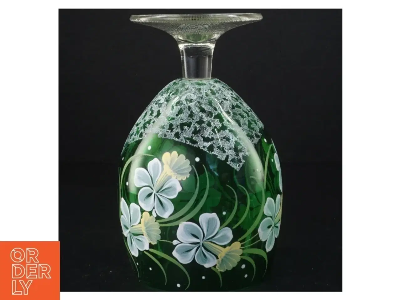 Billede 2 - Dekoreret grøn glasvase (str. 18 og en halv x 12 cm)