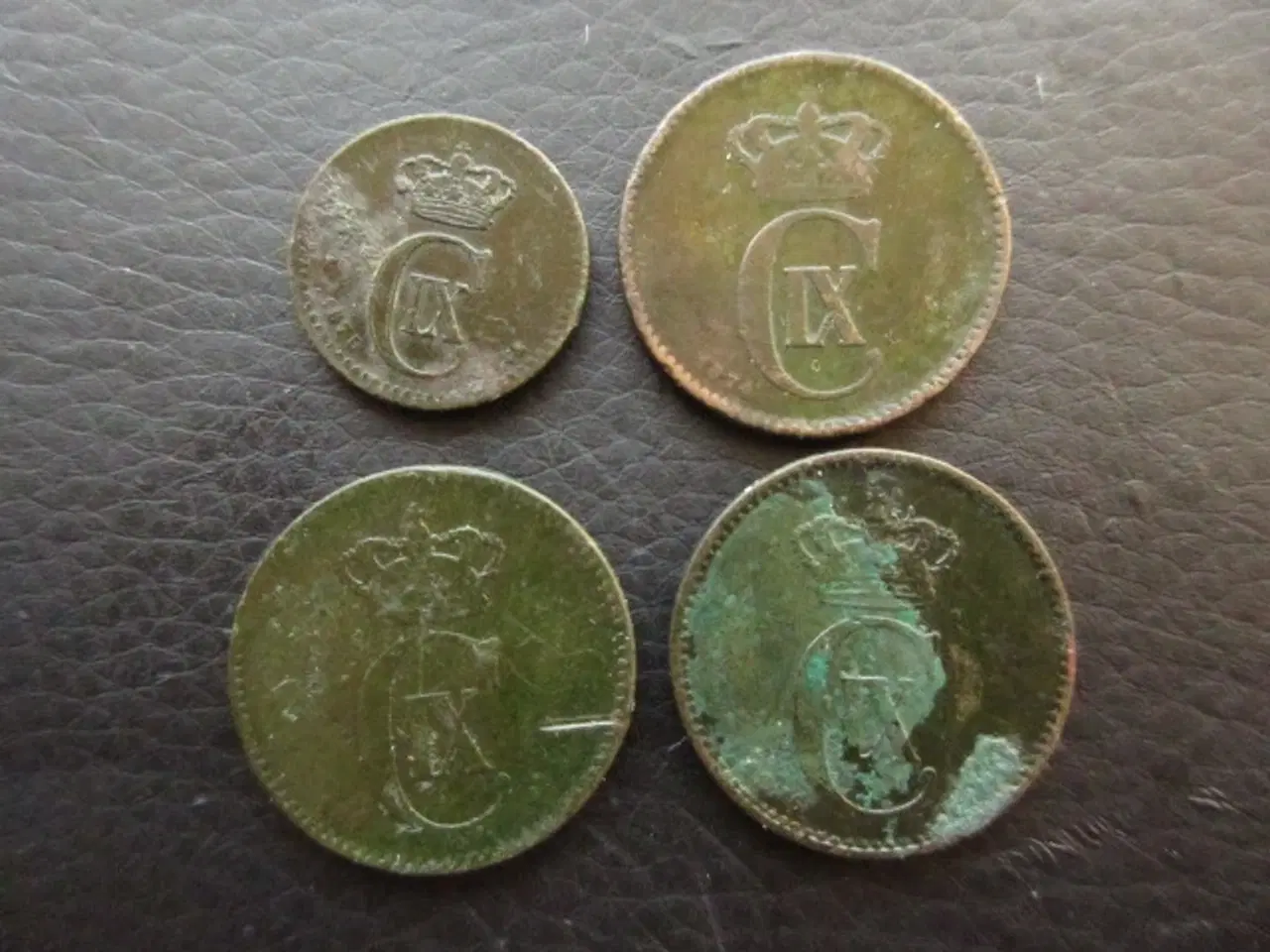 Billede 1 - 4 stk delfinmønter, irrede