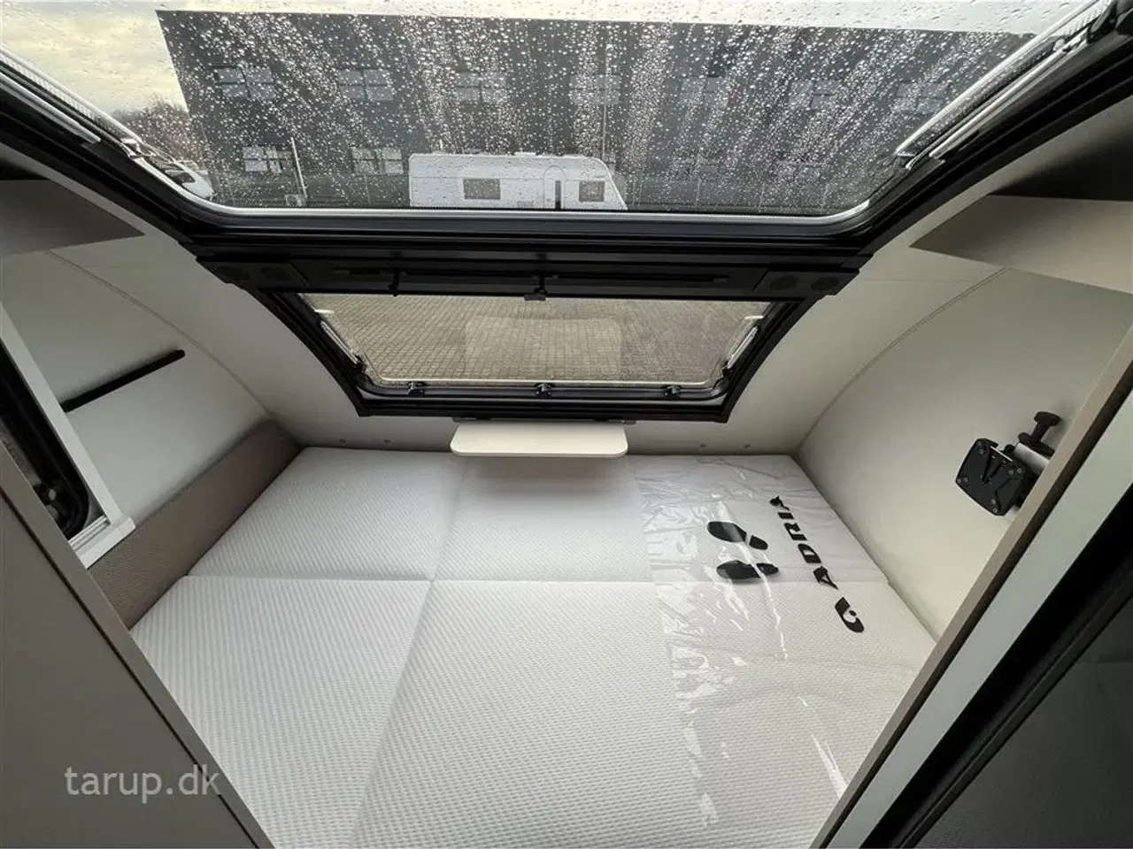 Billede 6 - 2026 - Adria Action 391 PD   Tværstillet dobbeltseng, L-siddegruppe, LED-kanallys, TV-holder,  alufælge, panorama-vindue, stort køleskab, el-gulv-varme, Truma Combi 4