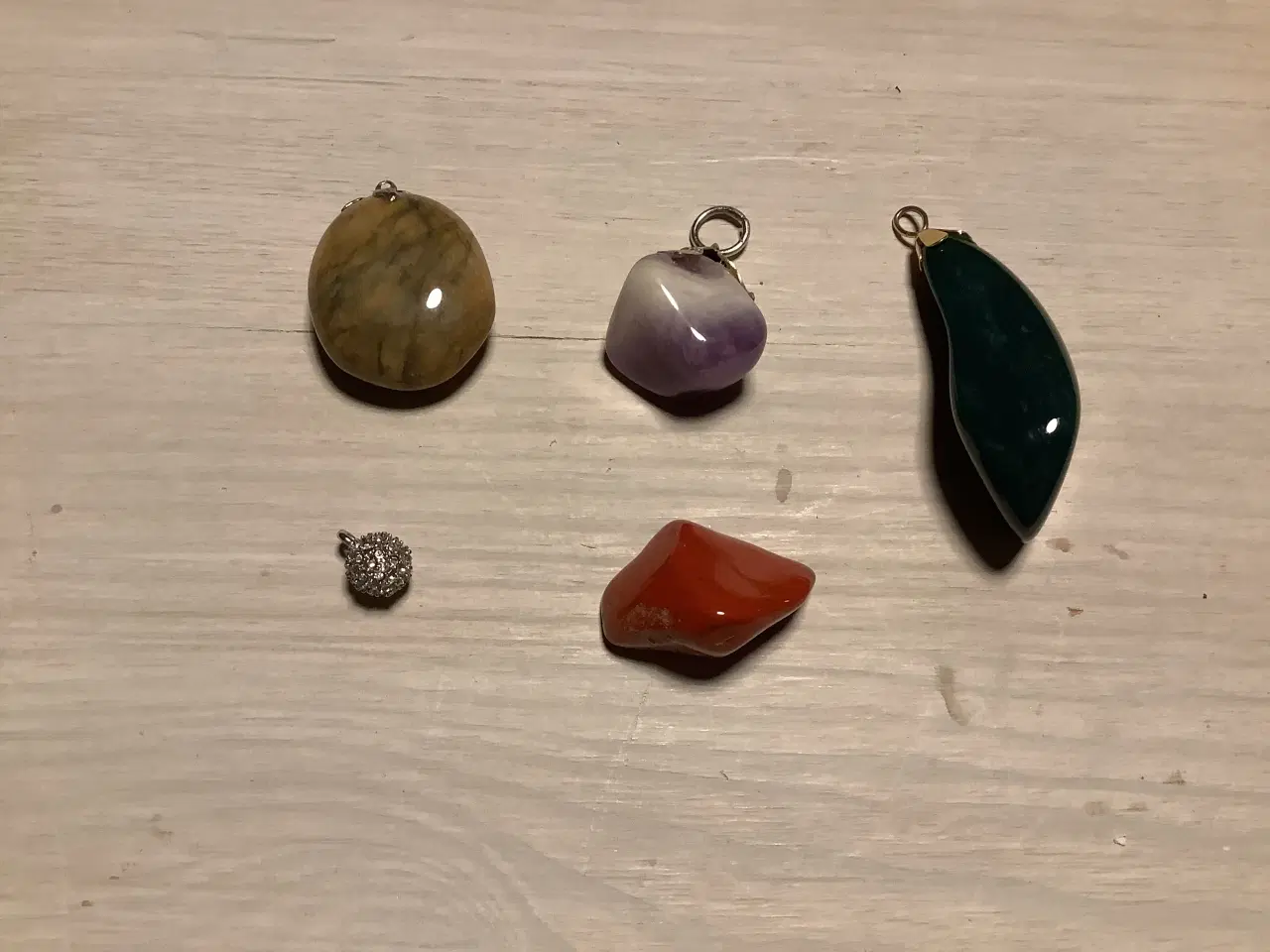 Billede 2 - 3 vedhæng af polerede sten + andet