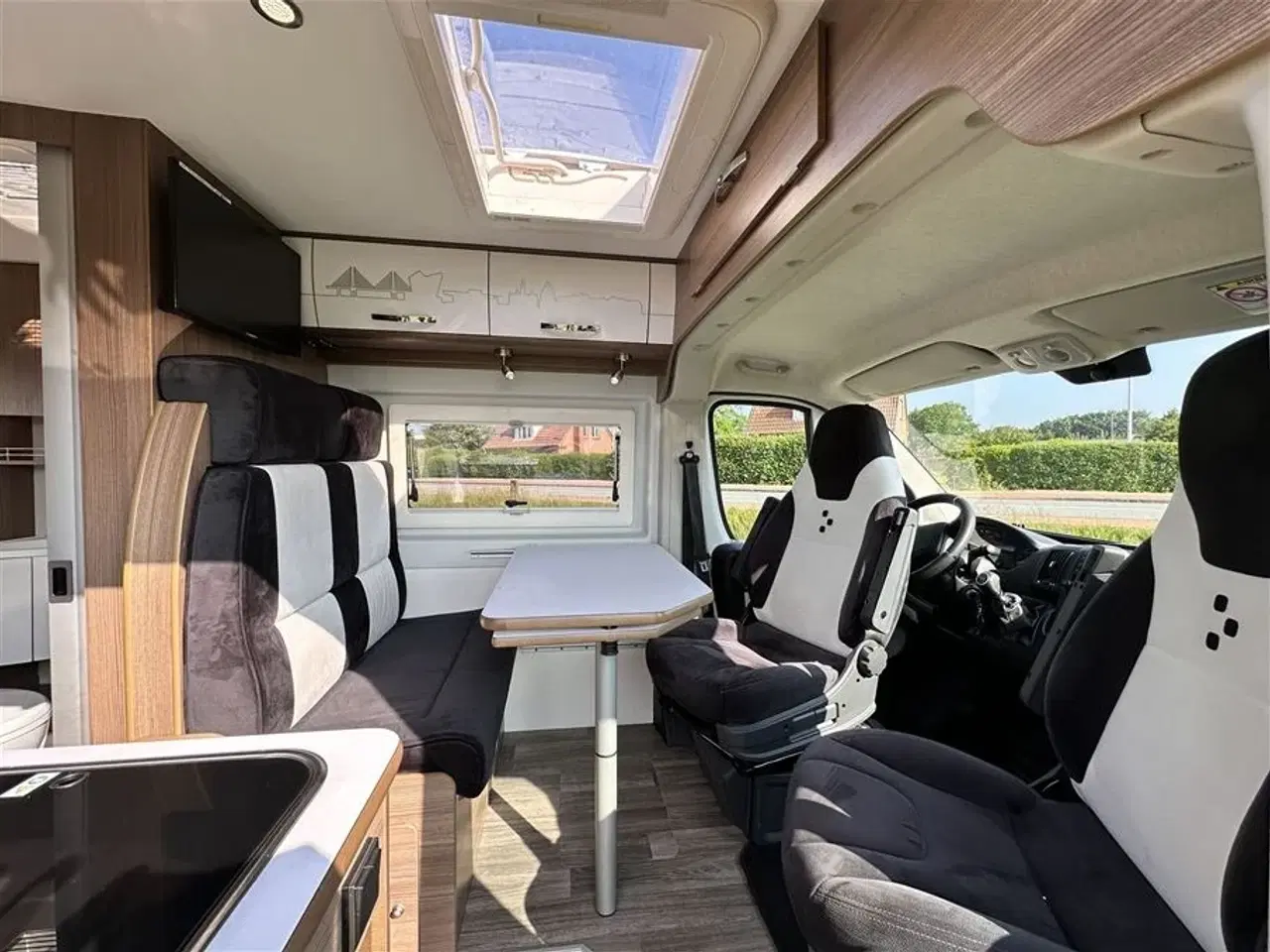 Billede 8 - 2021 - Bravia 636 140 Hk Edition 30   Campervan med langsgående senge og god indretning Kørt 20,500 Km.