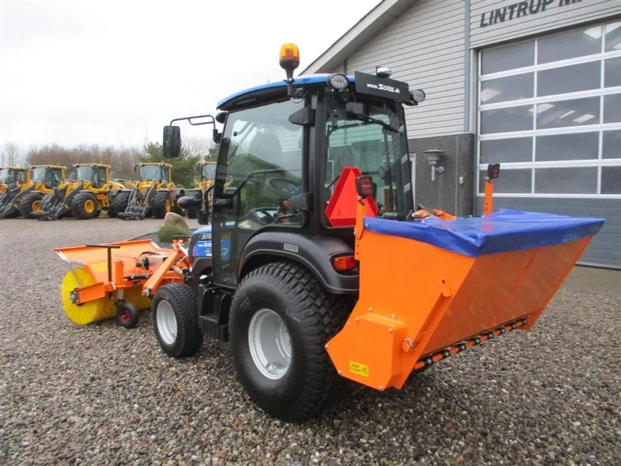 Billede 3 - Solis 26 HST Snow Edition med frontlift, front PTO, Thyregod TK 1600 kost, med hydraulisk sving og SSP140 saltudlægger