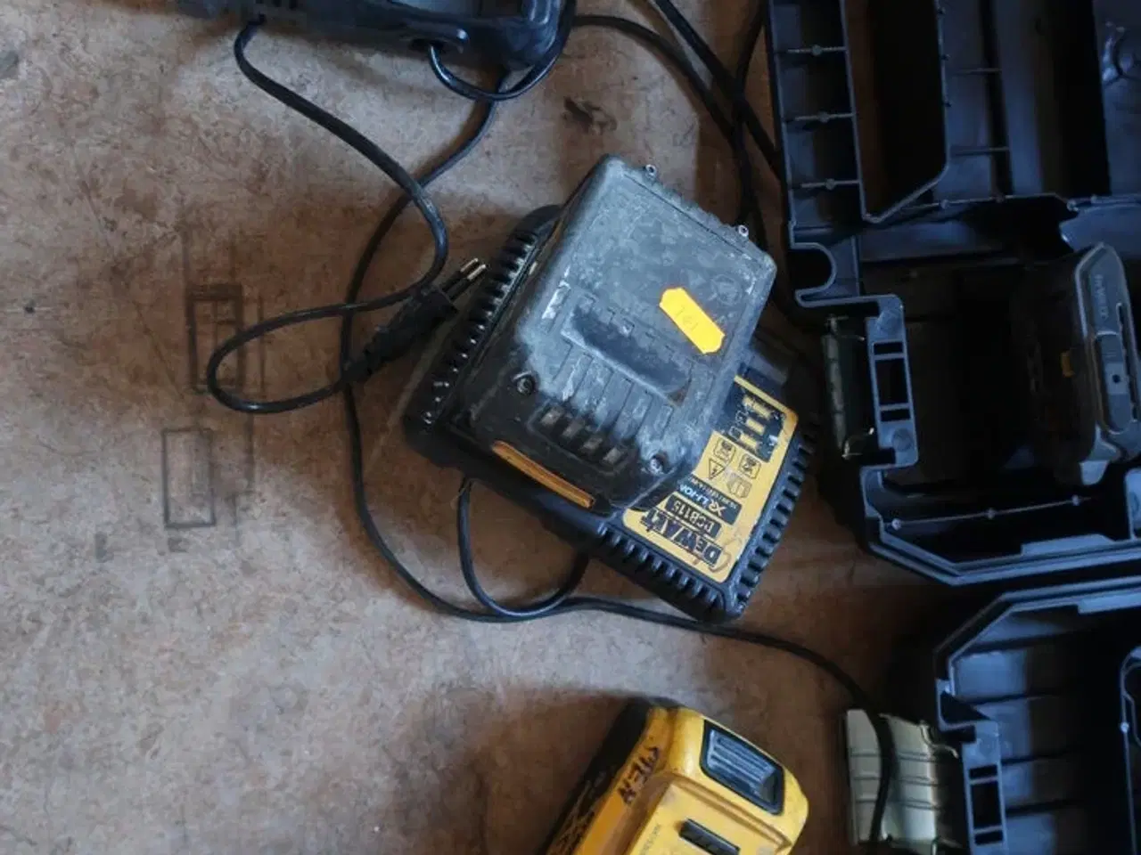 Billede 3 - 3 stk. akku bore/skruemaskiner DEWALT med 2 stk. batterier og 2 stk. ladere