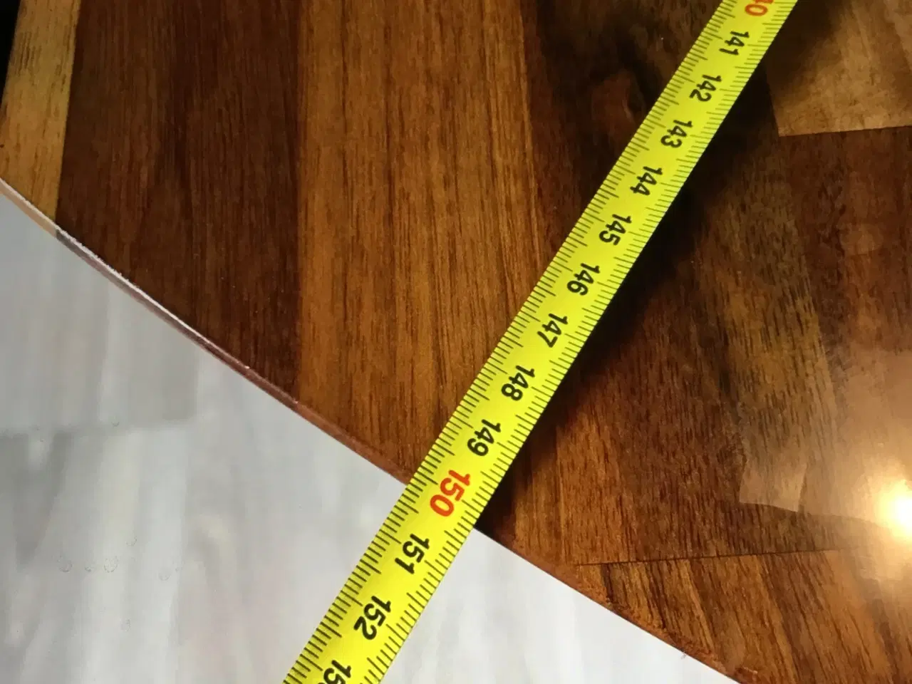 Billede 3 - Rund snedkerfremstillet spisebord,  massiv valnød.